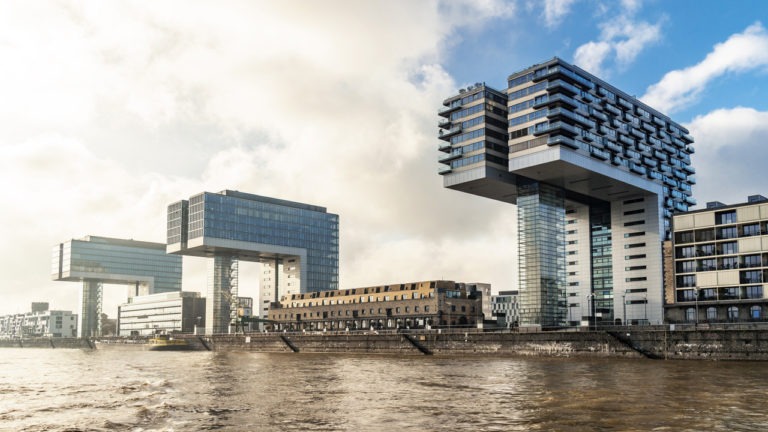 Mehr über den Artikel erfahren NRW Sotheby’s International Realty vermietet Liebhaberstücke zu 8.500 Euro pro Monat im Kölner Kranhaus und zu 19.500 Euro in Düsseldorf